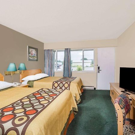 Super 8 By Wyndham Quesnel Bc Hotel Екстериор снимка