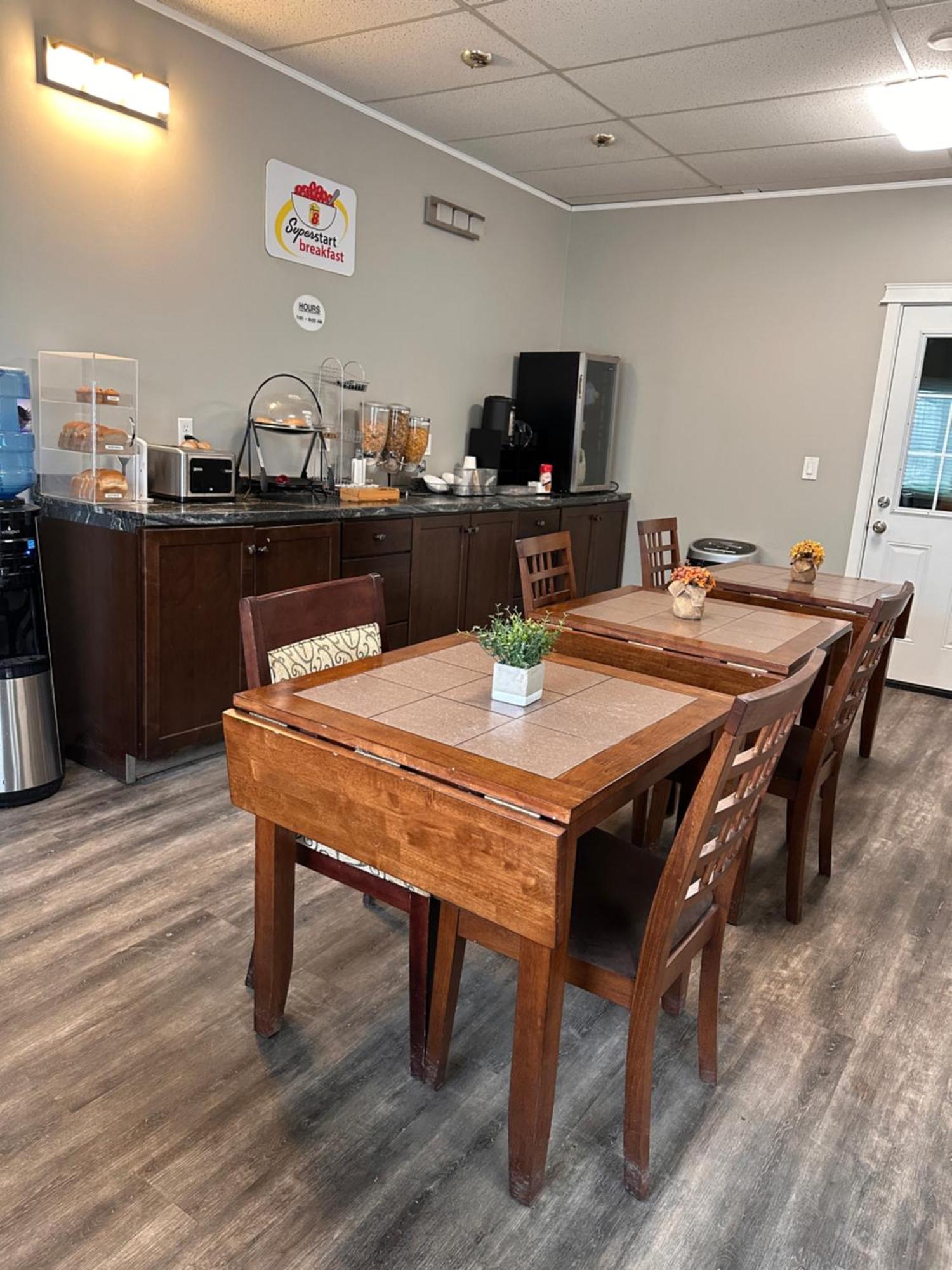 Super 8 By Wyndham Quesnel Bc Hotel Екстериор снимка